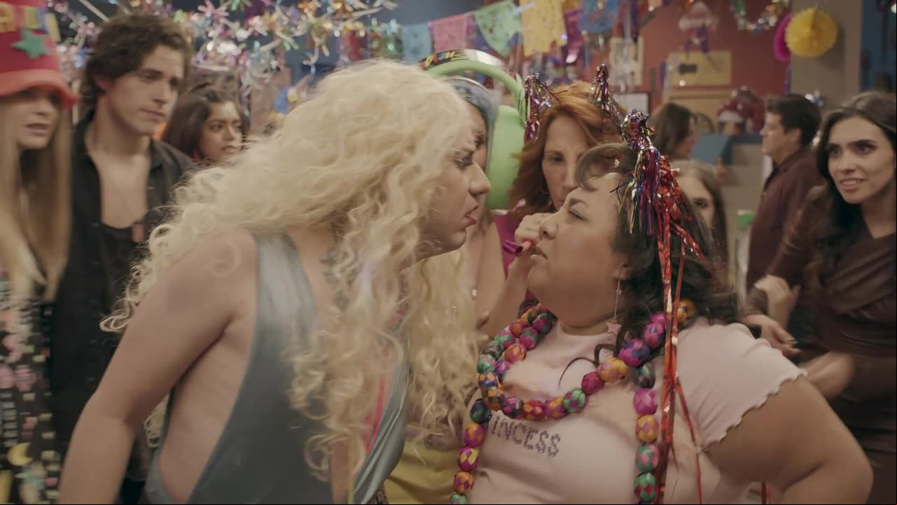 40 y 20: Toña desgreña a una de las amantes del Brayan en su cumpleaños