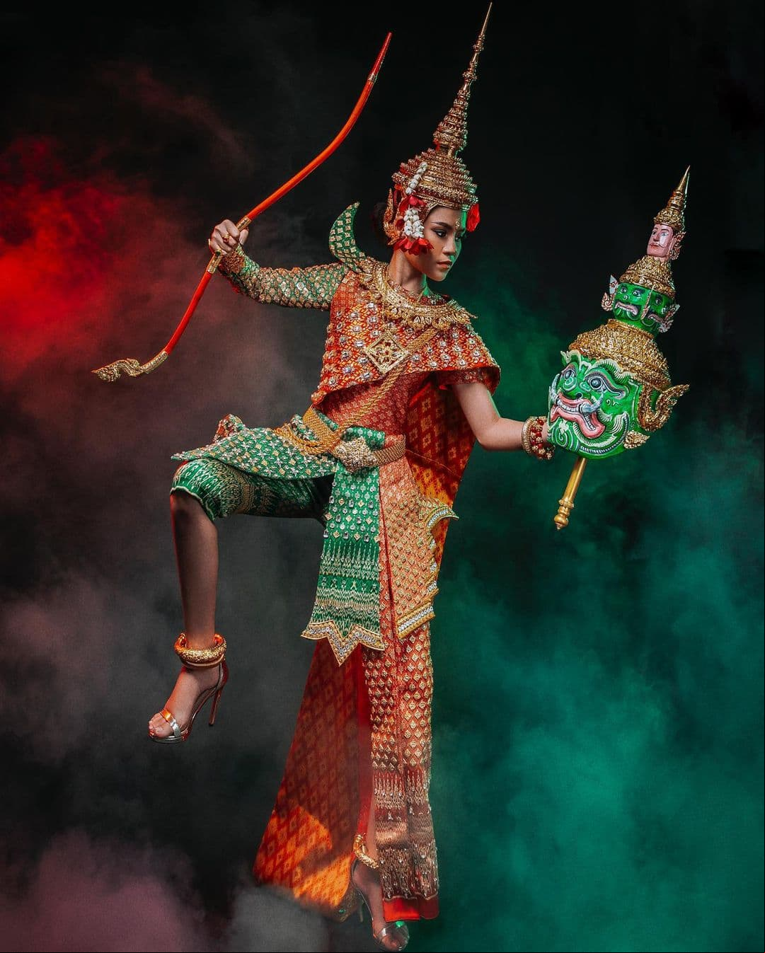 Traje típico de Camboya se deshace en pleno escenario en la transmisión en vivo de Miss Universo