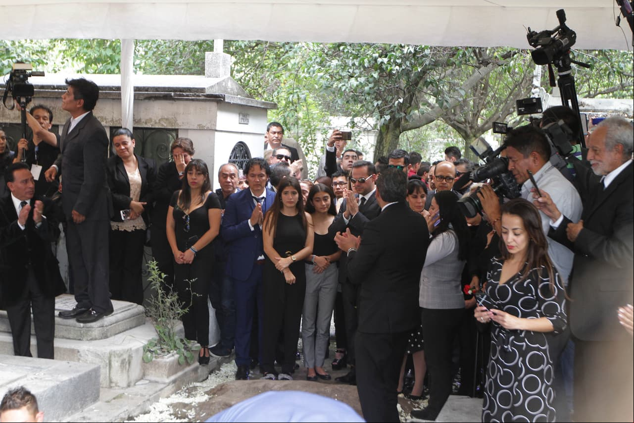 El féretro, con la mitad de las cenizas de José José, descansarán junto a su madre Margarita Ortiz. Mientras que la otra parte estará en un nicho de Miami, Florida.