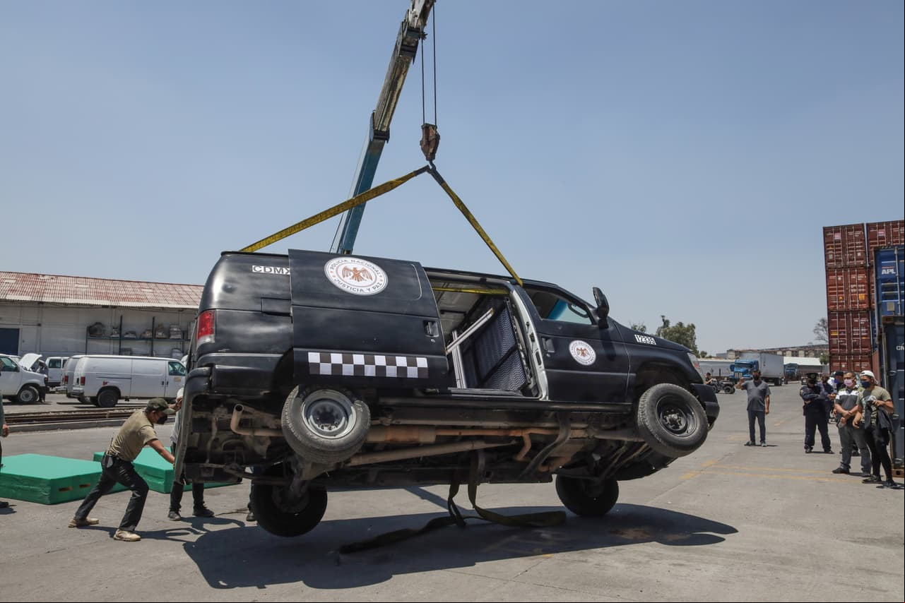 La camioneta donde iban los presos se vuelca y con una impresionante grúa se realizó esta escena.