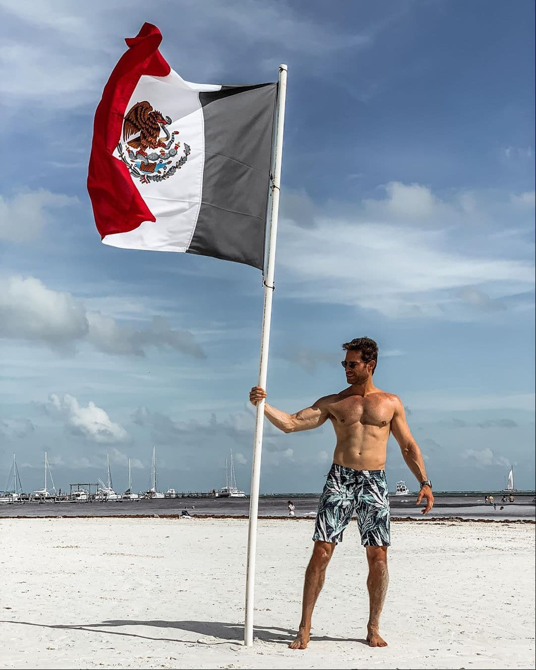 El originario de Buenos Aires, Argentina anoto: "¡¡¡Amo México!!! Cómo decía Chavela Vargas 'los mexicanos nacemos donde se nos da la rechingada gana'. Yo elegí vivir aquí y pedir la nacionalidad. Me siento muy honrado de pertenecer y ser parte de este hermoso País. Así que hoy Grito desde lo más profundo de mi corazón “ VIVA MÉXICO”.