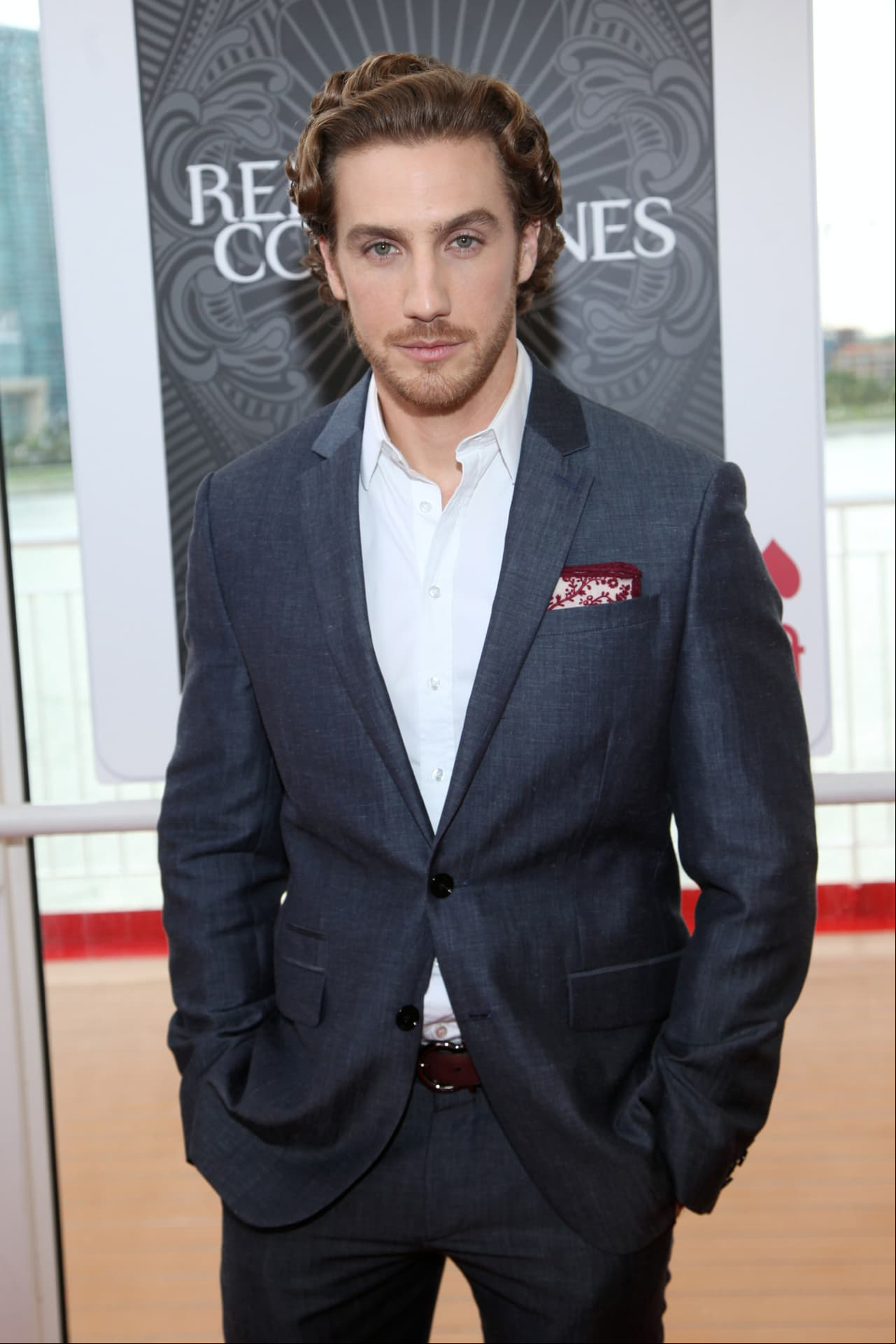 El actor Eugenio Siller, famoso por haber estelarizado telenovelas como 'Al Diablo con los Guapos (2007) y 'Mi Pecado' (2009), hizo diversas pruebas para el papel de 'Mariano Sánchez'.