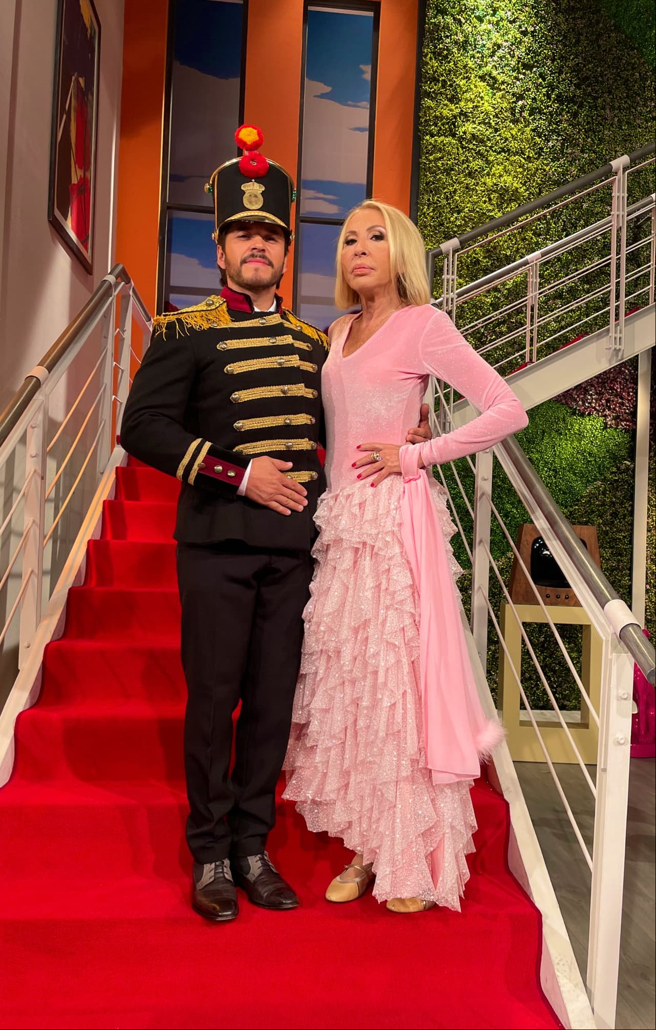 Laura Bozzo se convierte en quinceañera y baila con su chambelán en Las Estrellas bailan en Hoy