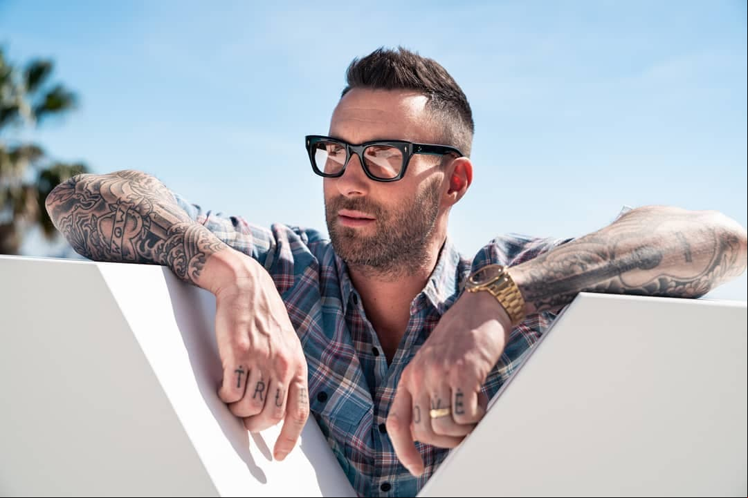 Adam Levine. El vocalista de Maroon 5 ha confesado en repetidas ocasiones que antes de salir al escenario practica algunas posturas de yoga.