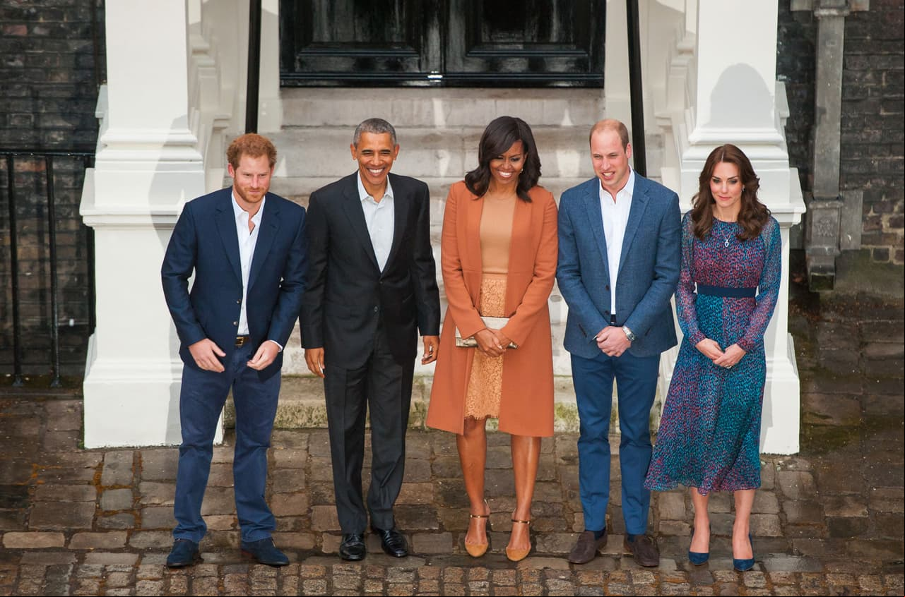 Kate volvió a tener un encuentro con Michelle Obama en el Palacio de Kensington y para esa ocasión especial eligió un vestido lady estampado en azul y púrpura.