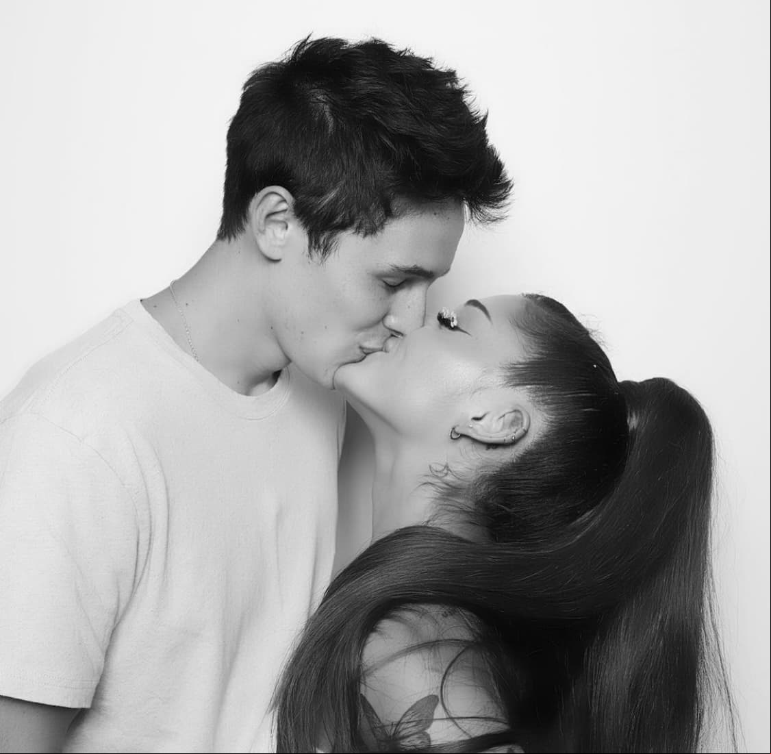 Mientras que en junio de 2020, Ariana Grande lo presentó oficialmente en sus redes sociales. Incluso, hasta protagonizaron una romántica postal en la que aparecen besándose.