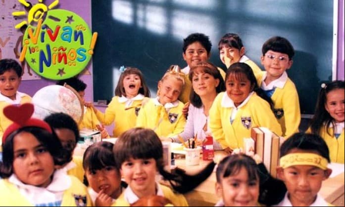En 2002 se estrenó la primera emisión de ¡Vivan los niños!, novela remake de Carrucel de 1989. En la versión dosmilera Andrea Legarreta interpretó a la maestra Lupita, mientras entre el reparto infantil figuraban Daniela Aedo, Natalia Juárez, Danna Paola y Violeta Isfel.