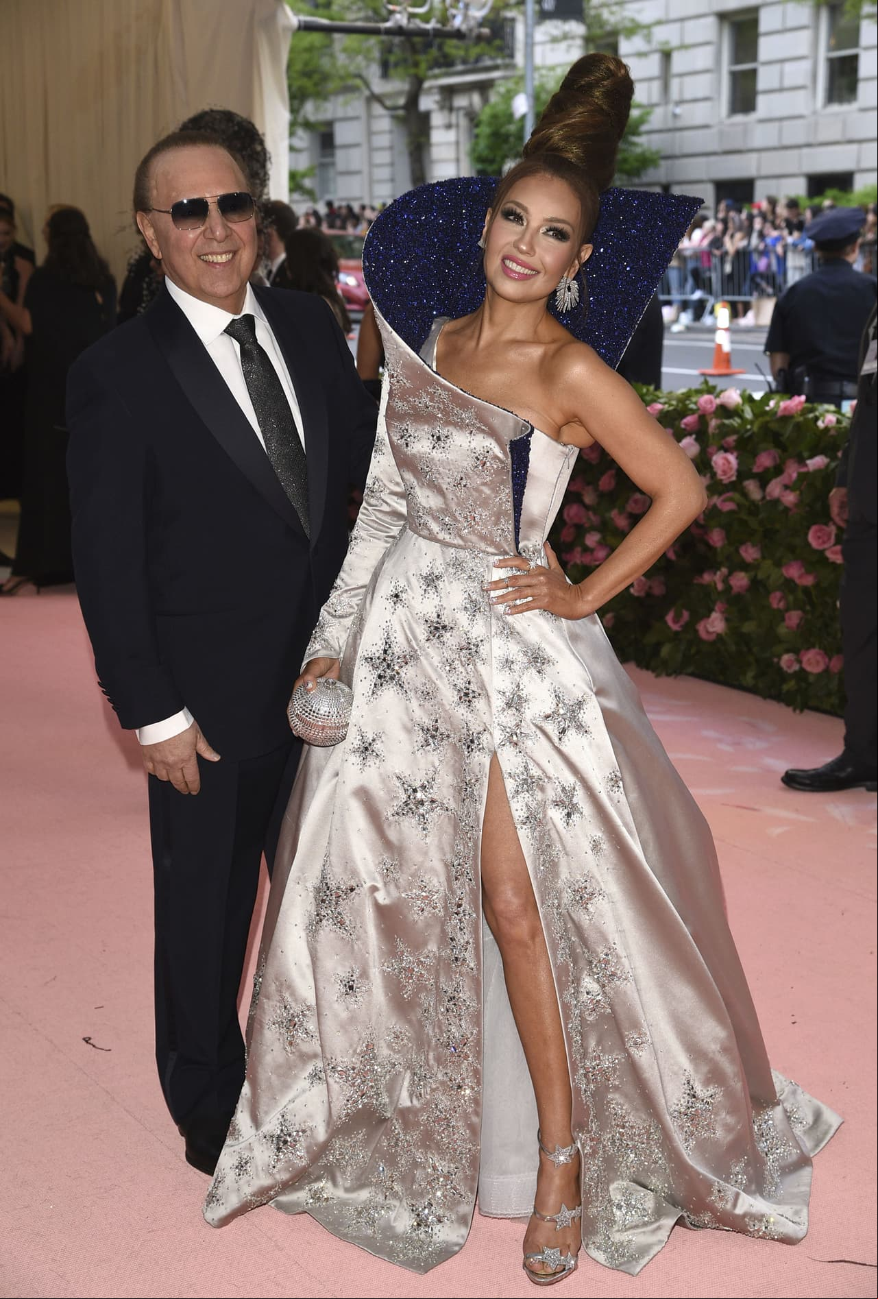 Thalía, acompañada de su esposo Tommy Mottola, arribó a la alfombra rosa con un vestido de la firma Tommy Hilfiger.