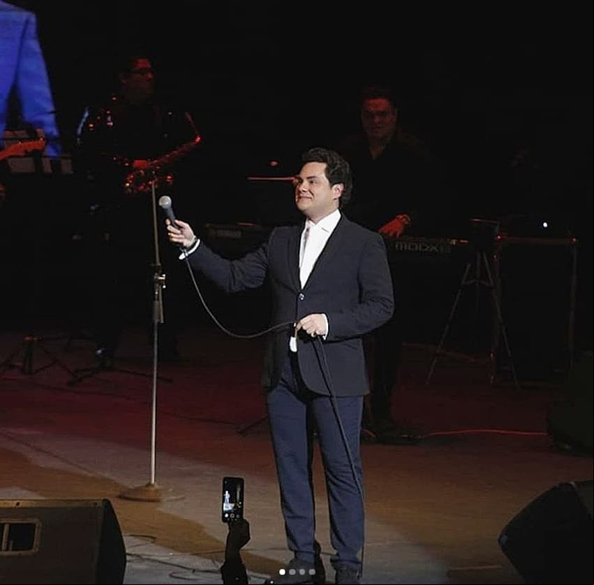 Además, compartió que se le entregó un citatorio a Manuel José para presentarse ante la Fiscalia General de Justicia de la Ciudad de México el pasado 17 de febrero, a la cual no asistió, ya que, según Notimex, las versiones de su ausencia giraron en torno a que el cantante estaba descansando tras su presentación en el Teatro Metropólitan la noche del 16 de febrero.
