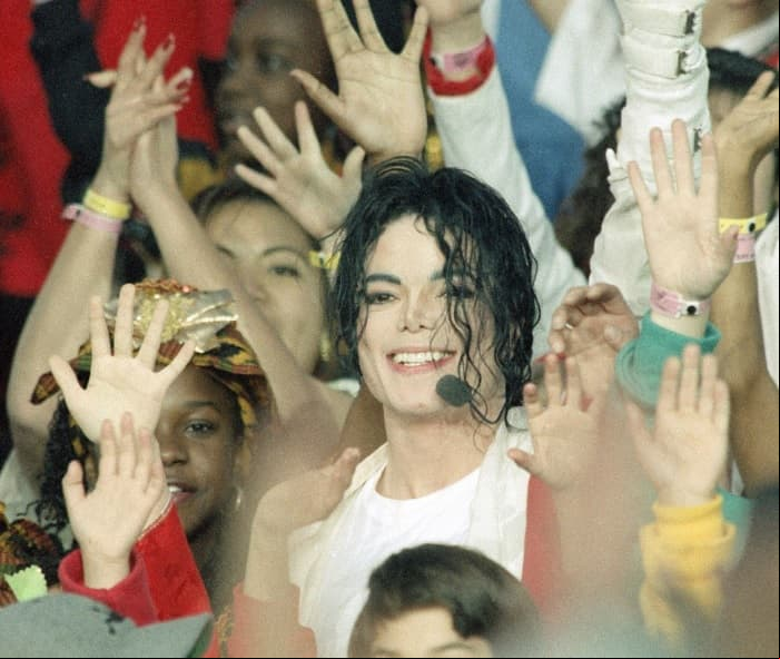 Luego de permanecer de pie y en silencio durante 90 segundos en el escenario, Michael Jackson tuvo un show especial en 1993 en el que cantó 'Heal The World' con ayuda de un coro de niños.