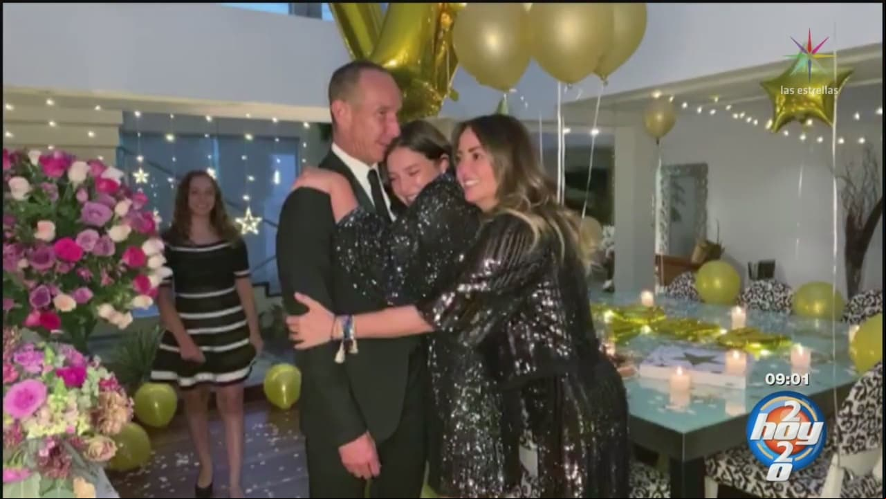 Mientras que Erik Rubín apareció enfundado en un traje negro y Nina, la más pequeña de la familia, se dejó ver con un vestido con franjas blancas y negras.