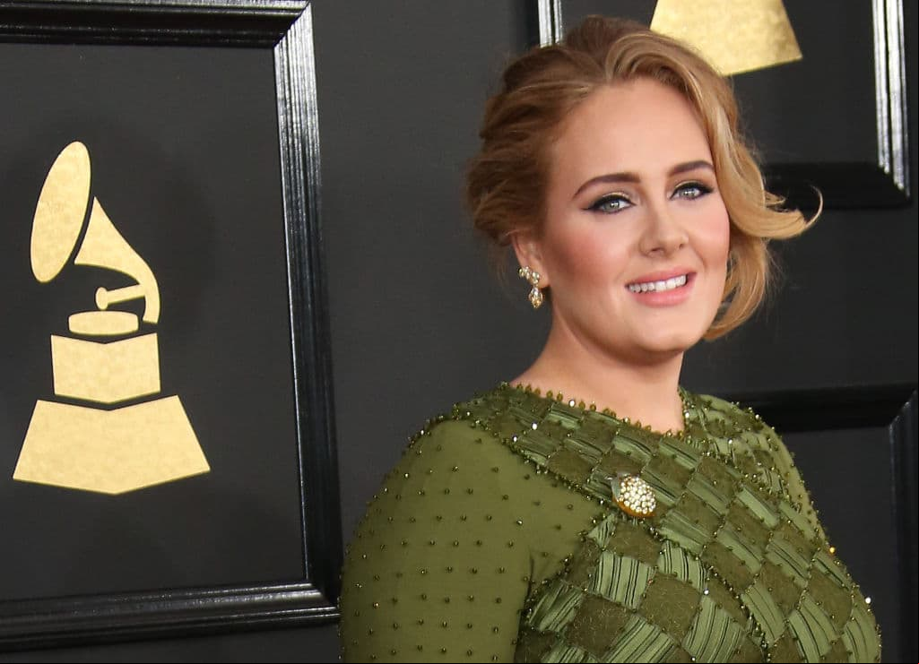 Adele impacta al posar sin maquillaje, con nuevo look y más delgada que nunca