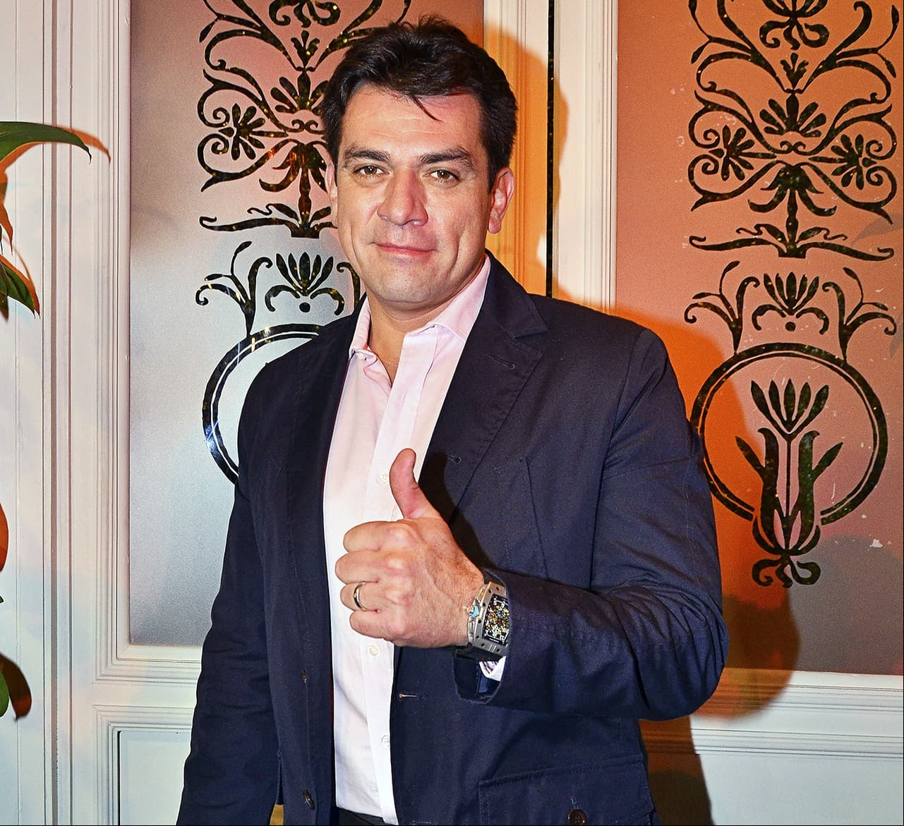 El actor Jorge Salinas fue captado junto a sus hijos y con un estilo muy diferente al que lució hace cuatro años en la telenovela ‘Mi corazón es tuyo’