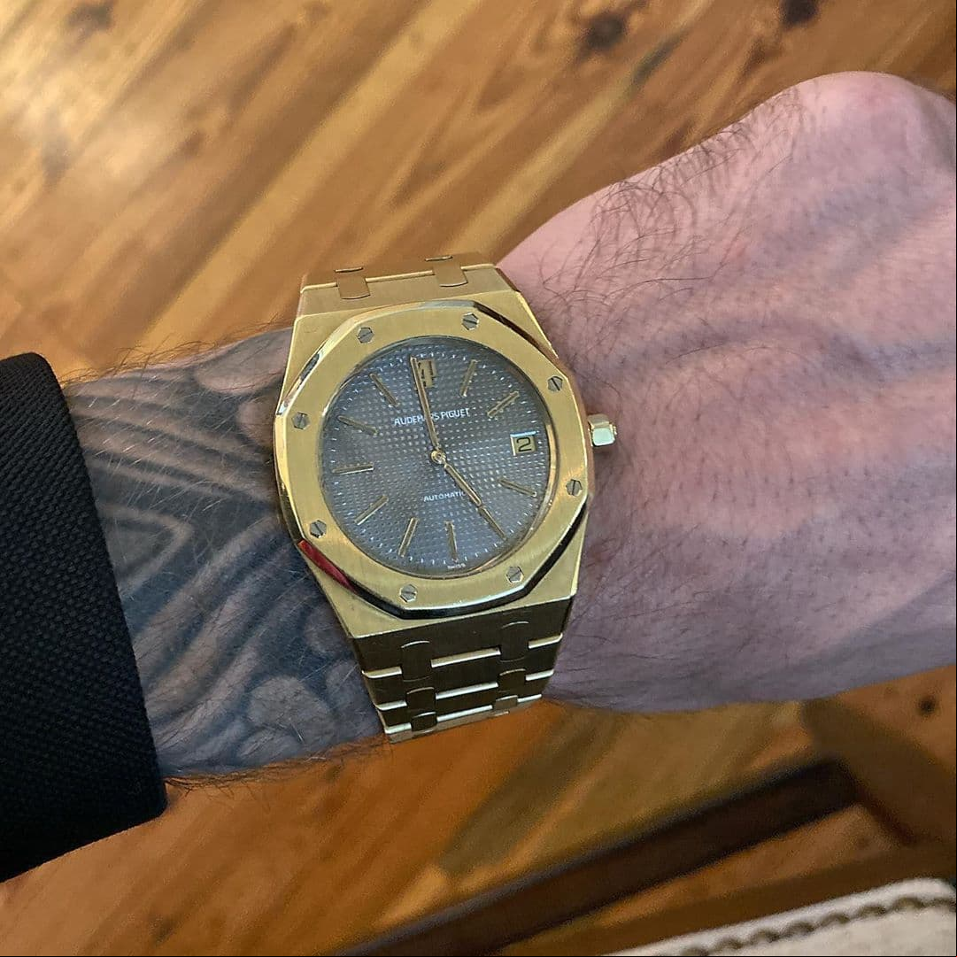 Mientras que Bieber optó por un traje negro, camisa blanca, además de destacar el reloj que utilizó en esa ocasión especial, un Audemars Piguet de 50 mil dólares.