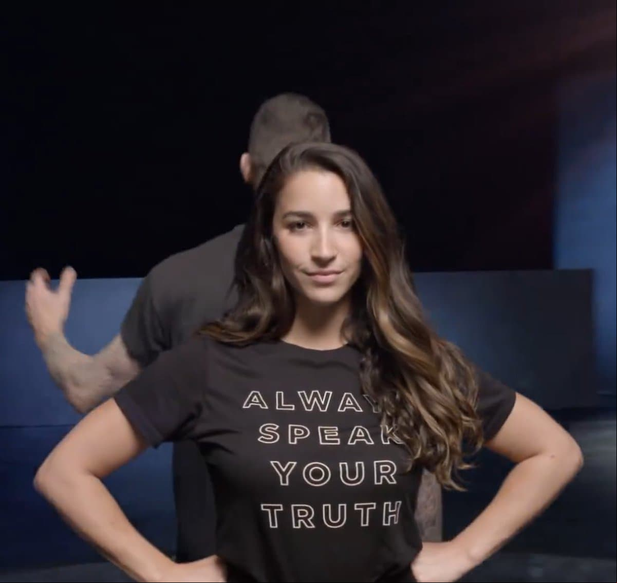 La gimnasta Aly Raisman en el nuevo video de Maroon 5