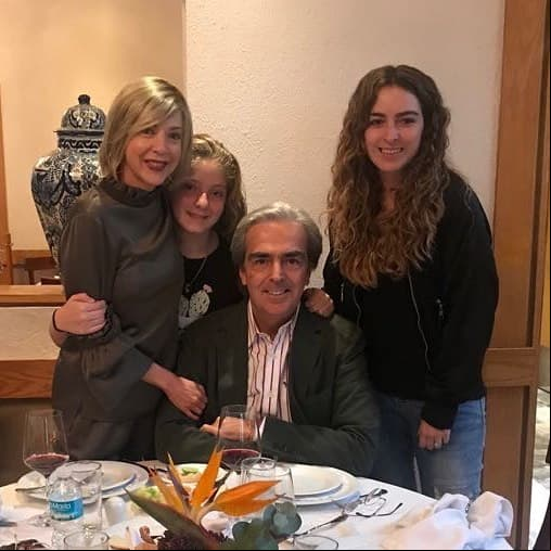 "Siempre vamos a ser familia", dijo Lorenzo Lazo sobre Constanza Creel durante la misa con el que rindieron homenaje a Edith González con quien el economista estuvo casado por casi una década, tiempo en el que fungió como padrastro de Constanza.
