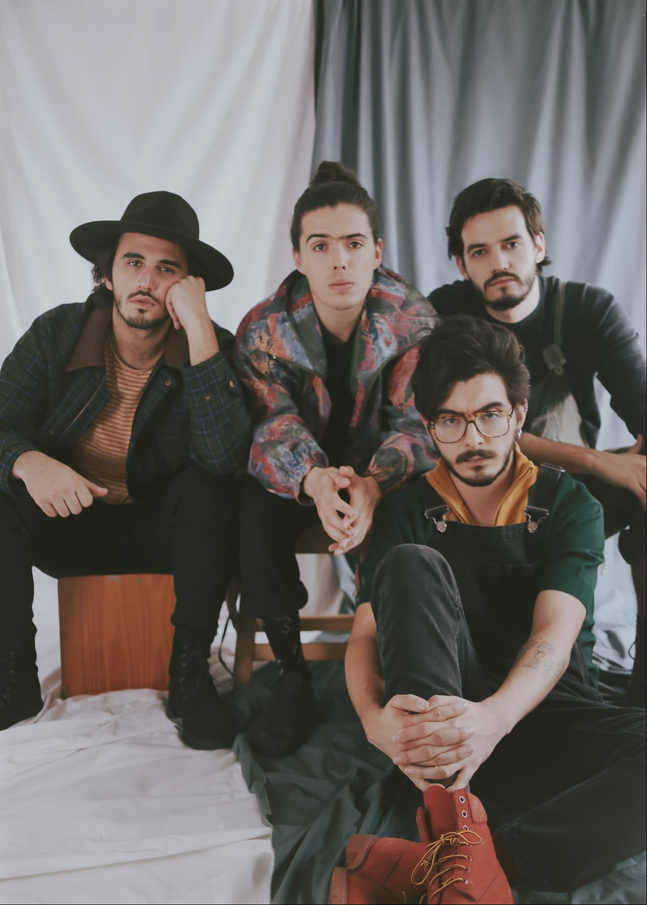 Esta semana, Morat y Sebastián Yatra se convirtieron en tendencia tras el lanzamiento de su tema “Bajo la mesa”, canción romántica que fusiona inigualables sonidos.