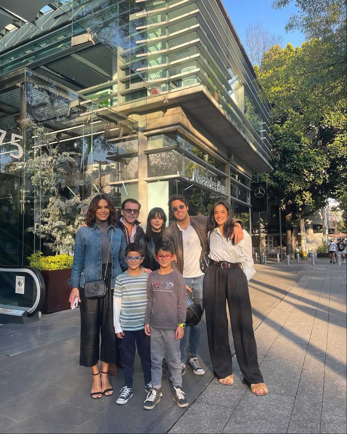 La familia se reunió para disfrutar de una tarde juntos.