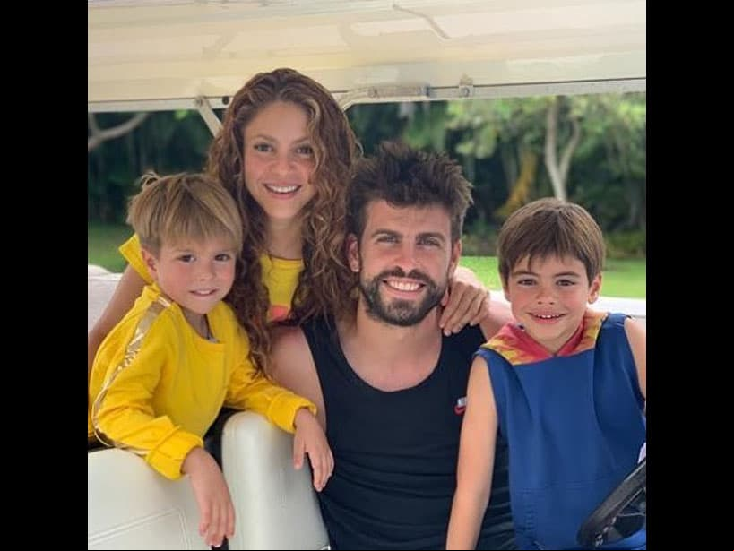 En la imagen, la cantante aparece feliz y sonriente en compañía del futbolista y sus dos hijos, Milan y Sasha.