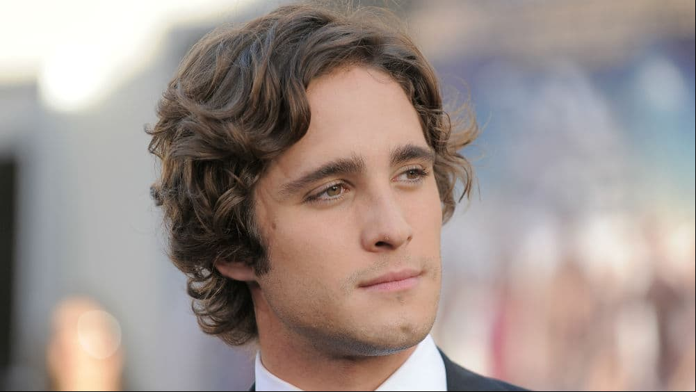 Ve por primera vez a Diego Boneta cantar como Luis Miguel