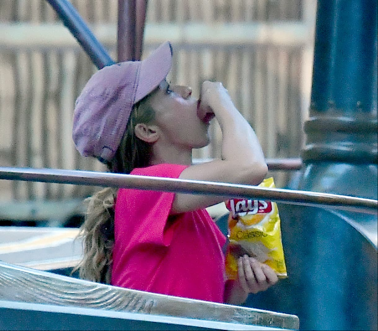 También se le vio rompiendo la dieta con singular alegría; un pequeño antojo, tras el desgaste de su gira.
