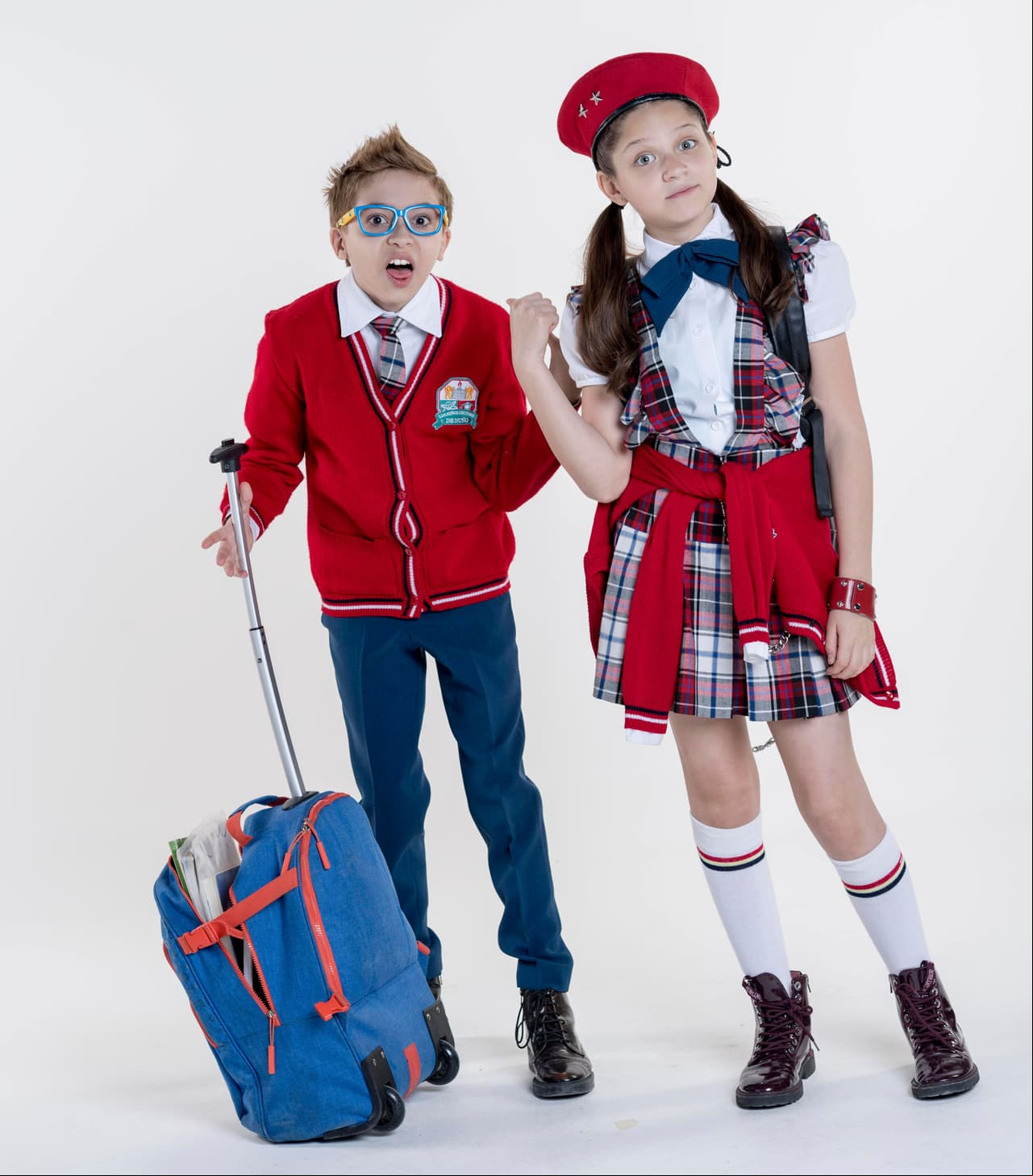 8. COLEGIALES
<br>
<br>Un disfraz que no falla para todas las edades es el de colegial y aquí te traemos los uniformes de Victoria y Justito por si los quieres copiar.