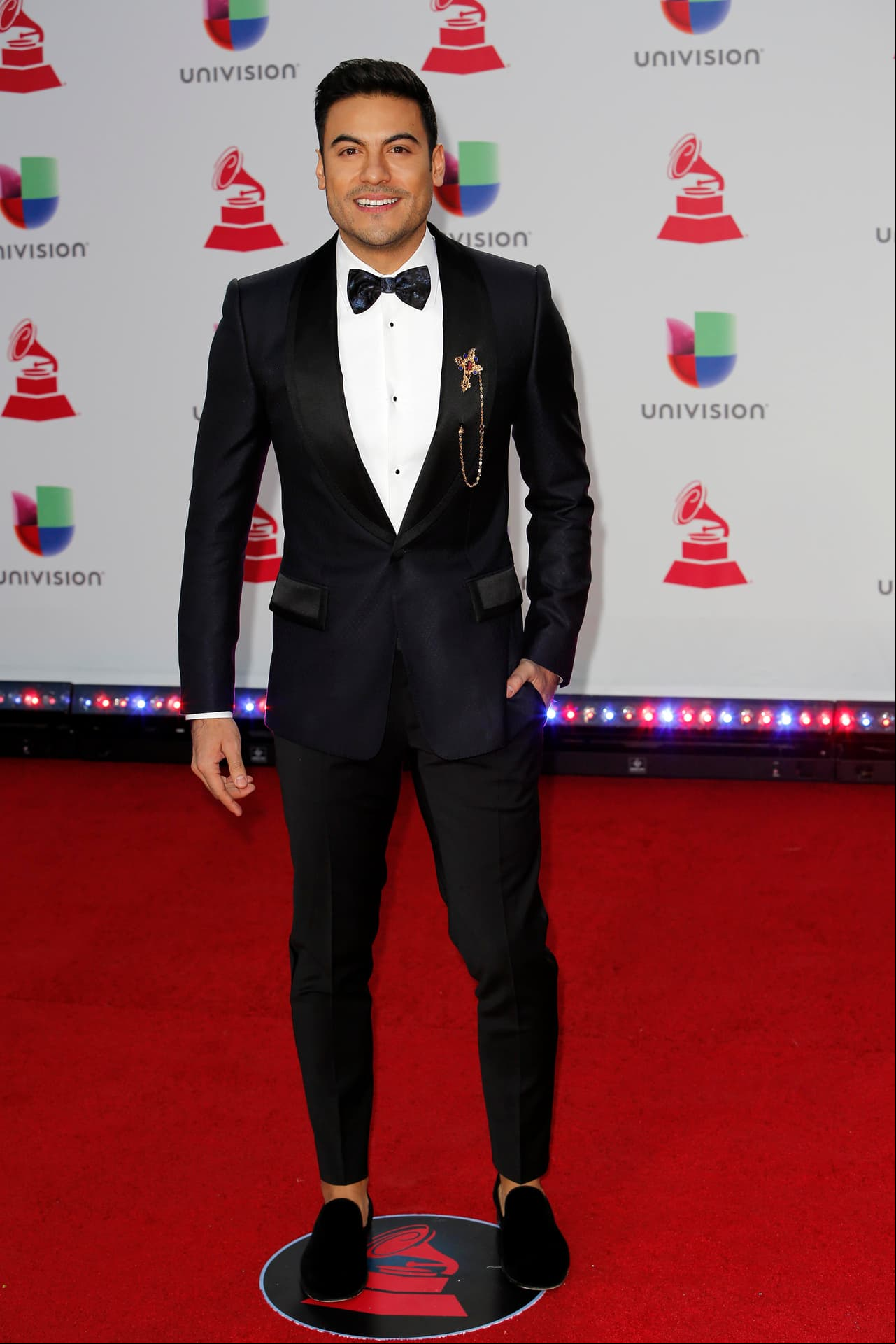 Además de ser el anfitrión de los Latin Grammy, Carlos Rivera se llevó el título de 'El más guapo de la noche' por su elegante atuendo.