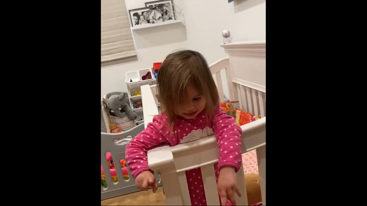 Aislinn Derbez también ha mostrado el cuarto de su hija Kailani, el cual está pintado por completo de blanco, tiene una amplia cuna y un corral para jugar.