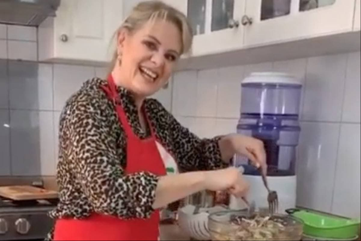 Y parece que nada la detiene, pues ahora decidió entrar al mundo millennial con su recién abierto canal de YouTube ‘Sazonando con la Buenfil’, en donde comparte recetas de cocina. 
<br>