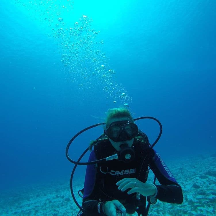 Una de las pasiones de la actriz es bucear, por lo que ha estado cerca magnificas especies como mantarrayas gigantes. Así lo comparte a través de su cuenta de Instagram.