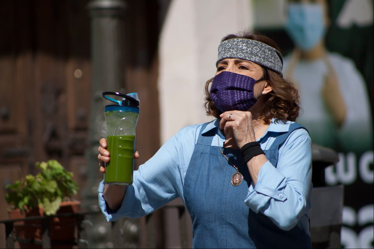 Seguida de 'Doña Luz', quien no podía dejar que su 'polluelita' se fuera sin su rico desayuno: un nutritivo jugo verde.