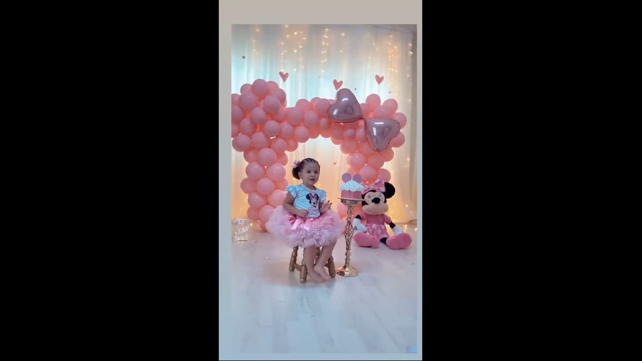 Toda la decoración de los sets se dio en tonalidades rosas y moradas, con detalles alusivos al famoso personaje e incluso con globos armaron la silueta de Minnie Mouse.