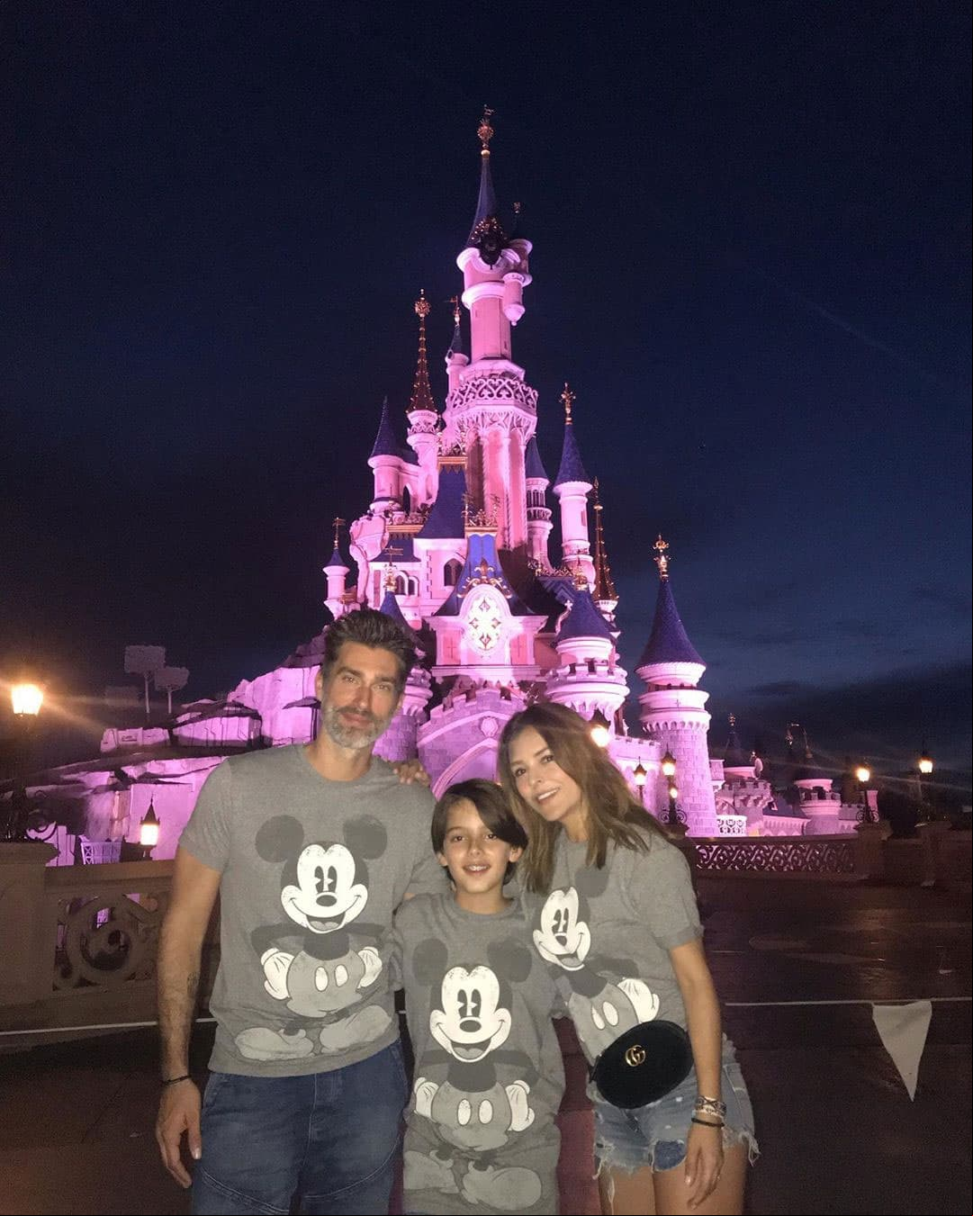 La familia se quedó hasta tarde para disfrutar de todas las actividades del parque, además de que usaron la misma camisa de ‘Mickey Mouse’.
