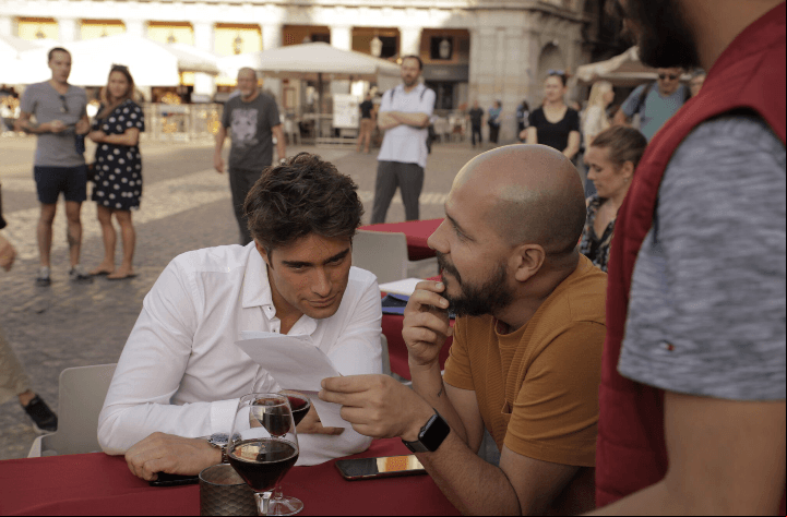 Y luego revisando detalles con el equipo de producción.