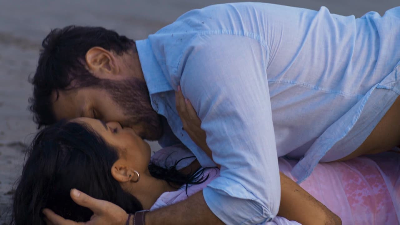 El sol, la arena y el mar fueron testigos de este romántico beso.