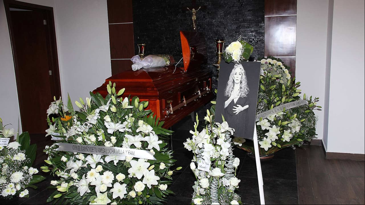 Dan el último adiós a la actriz Isela Vega entre aplausos en un íntimo funeral