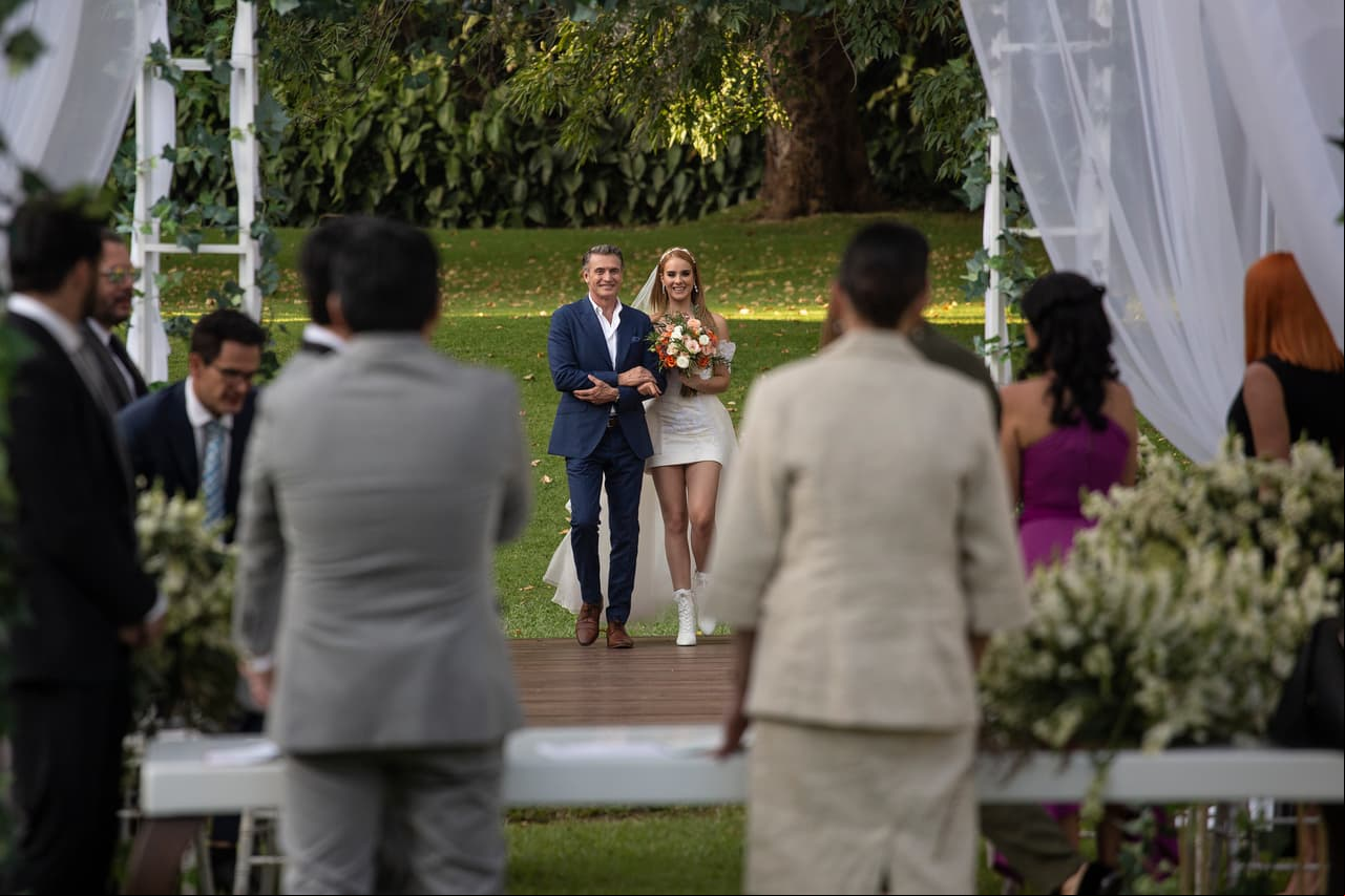 Todos los invitados se pusieron de pie para recibir a la novia.