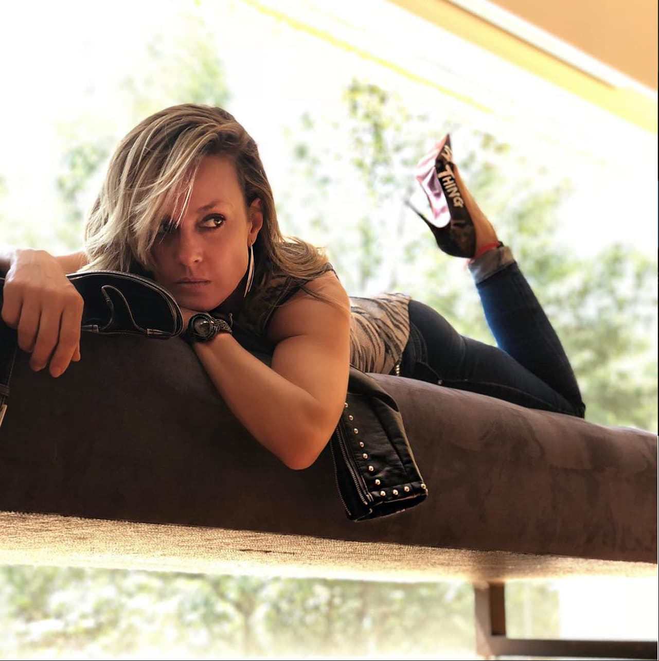 Fey derrocha sensualidad al presumir de nuevo sus piernas