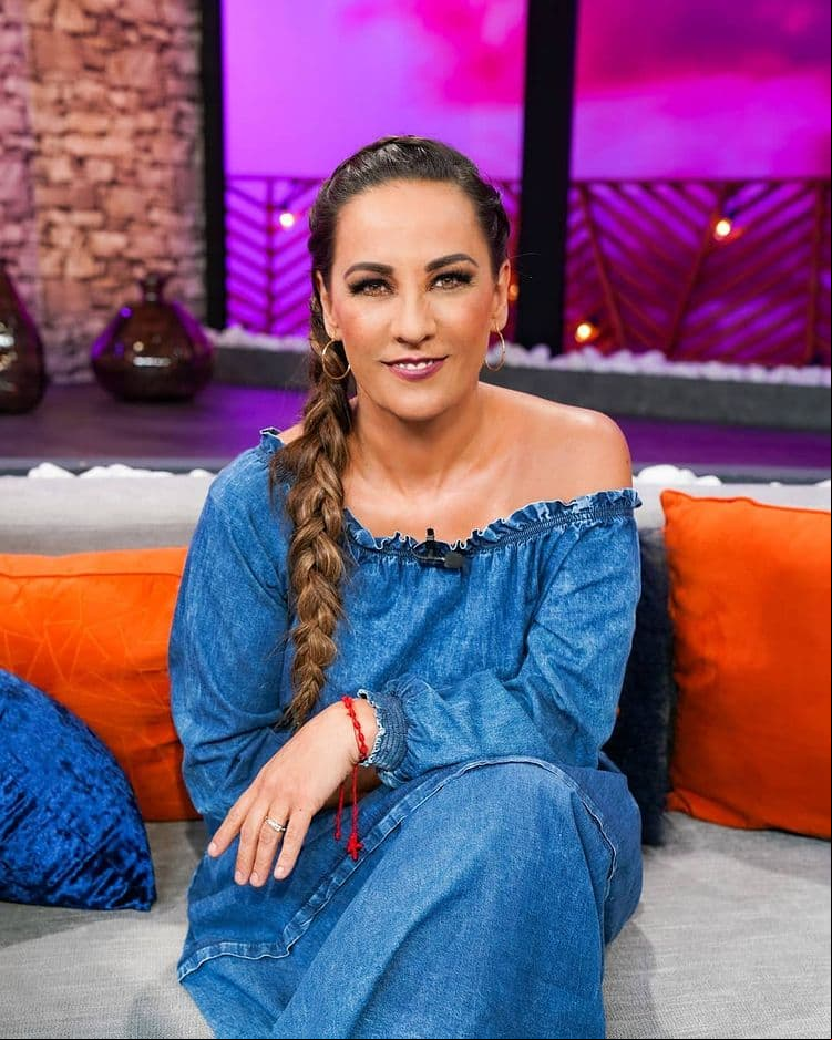 Si de rostros queridos de la televisión hablamos, sin duda tiene que ser nombrada Consuelo Duval, quien en cada una de sus participaciones en la emisión ha conmovido y divertido con sus anécdotas.