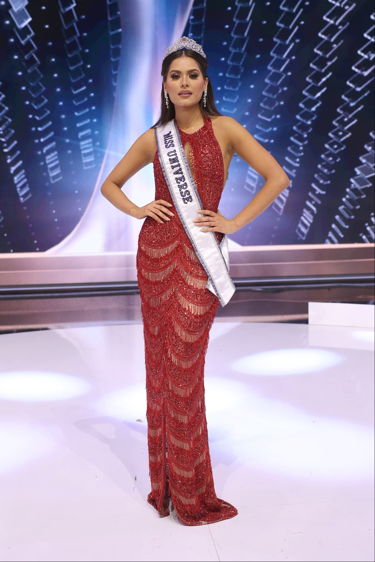 El domingo 16 de mayo, México volvió a hacer historia en Miss Universo cuando Andrea Meza se coronó como la mujer más bella del mundo este 2021. Tras su triunfo, la originaria de Chihuahua se volvió tendencia en búsquedas de Internet, donde cobró relevancia por sus fotografías sin una gota de maquillaje.