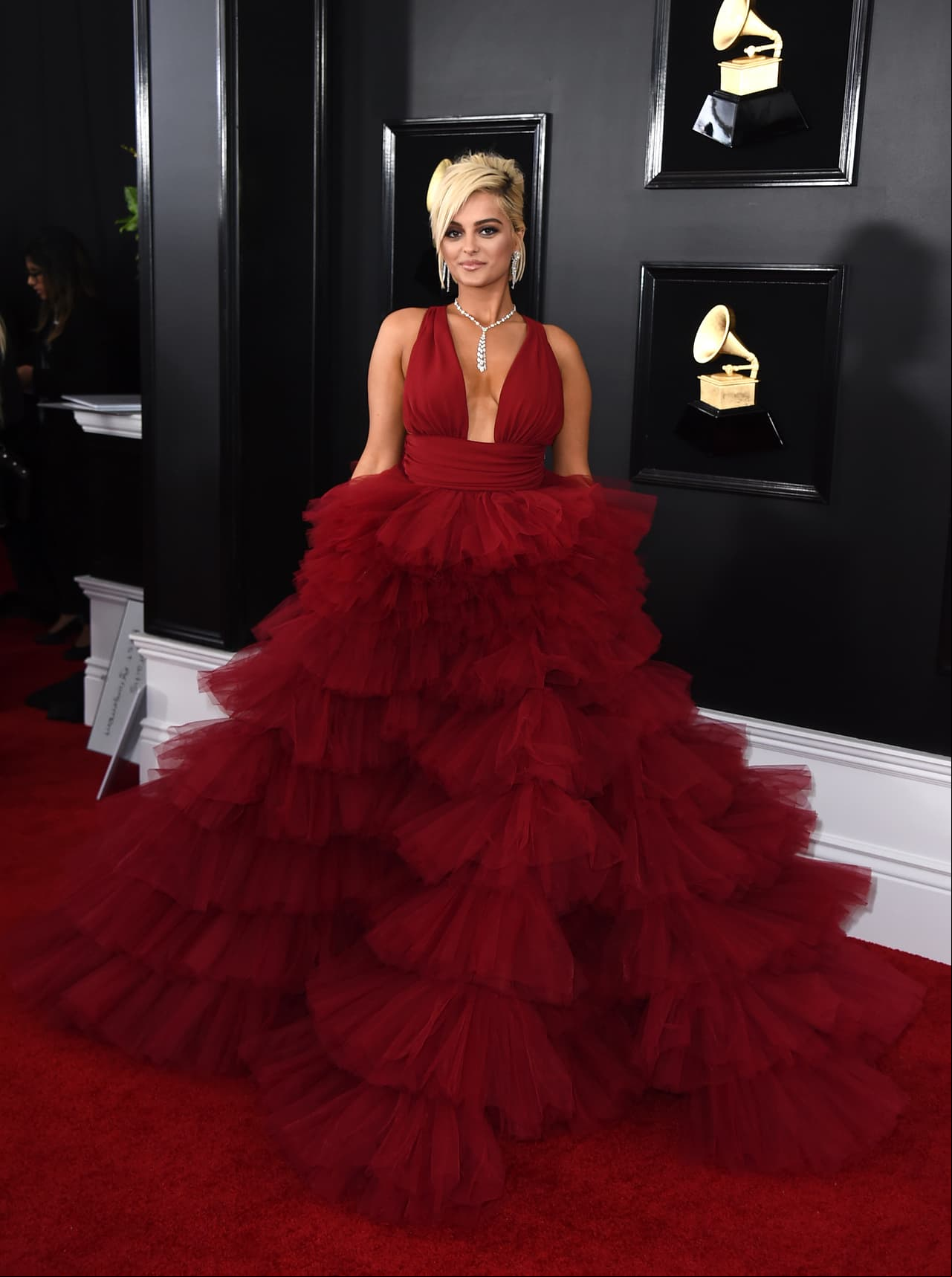 Bebe Rexha asistió con un escotado vestido rojo del diseñador Monsoori; llamó la atención que la cantante no hallaba quien la vistiera por ser talla grande (talla 8 en EU).