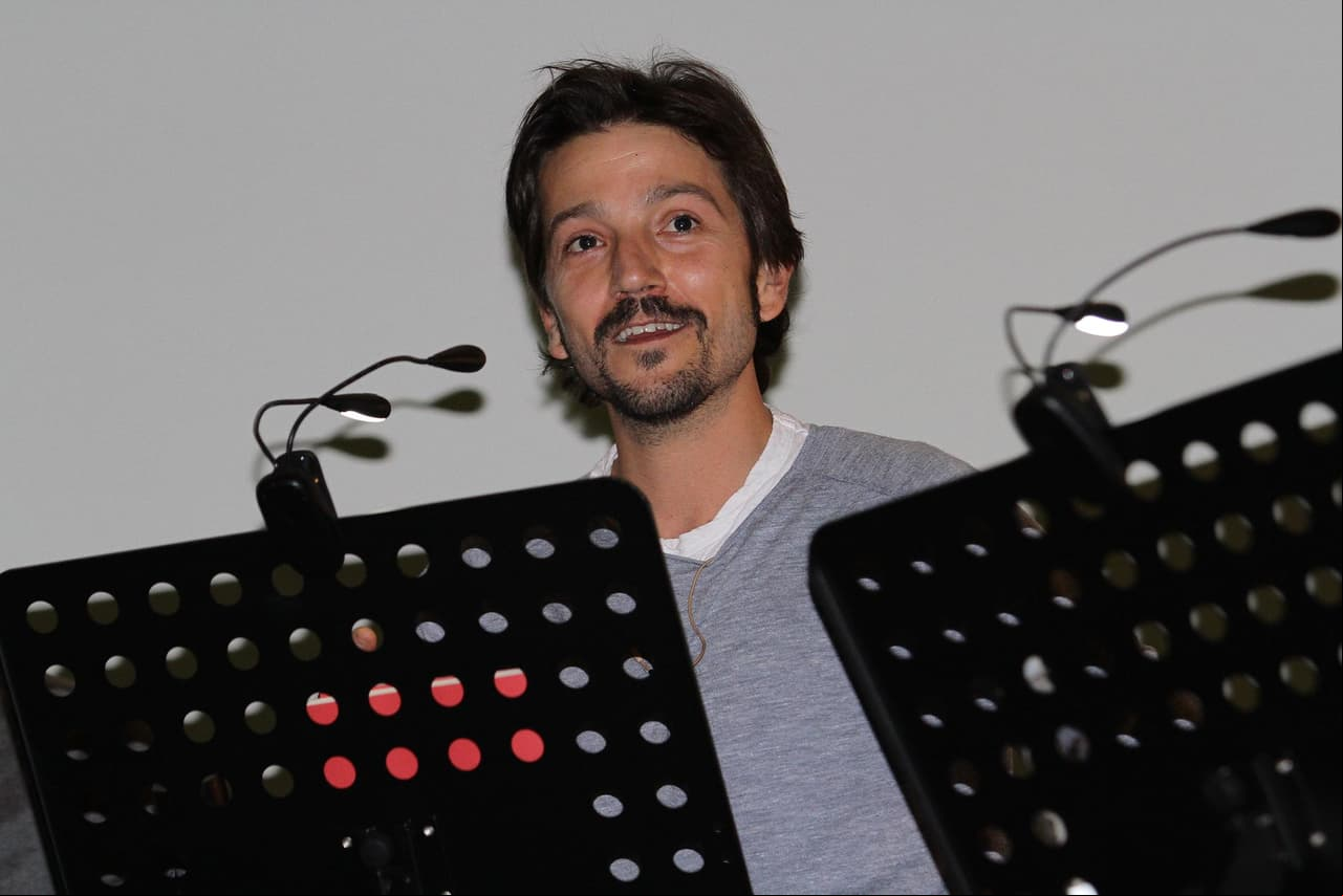 Diego Luna pide a los mexicanos cuestionar a los políticos