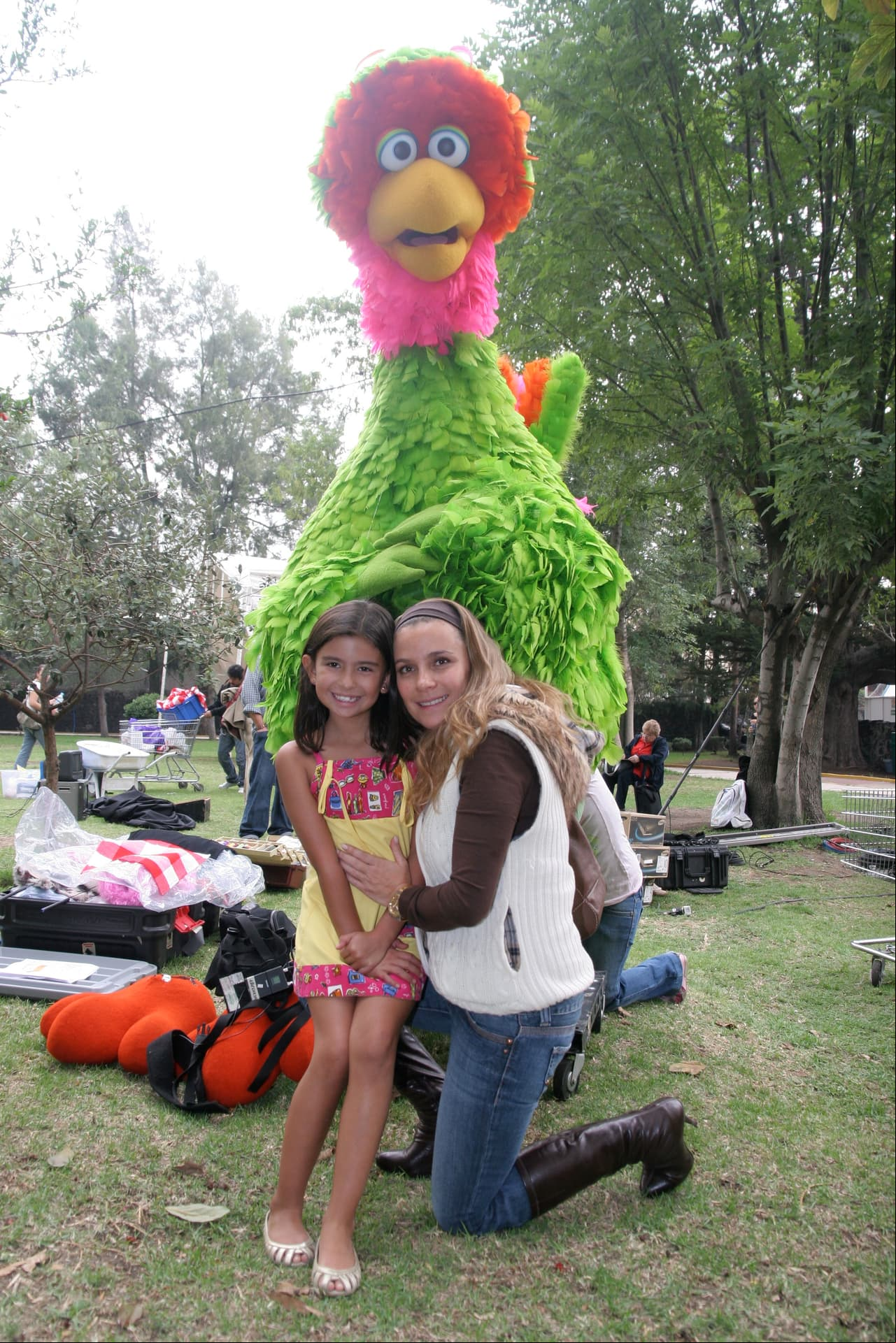 “Me di el tiempo porque no quería perderme la oportunidad de estar en el set con mi hija… Gaby y yo hemos aceptado que haga Plaza Sésamo porque le permite ser niña y no una estrella. Respetan mucho sus horarios de escuela, viene, se divierte”, declaró Adal Ramones.
