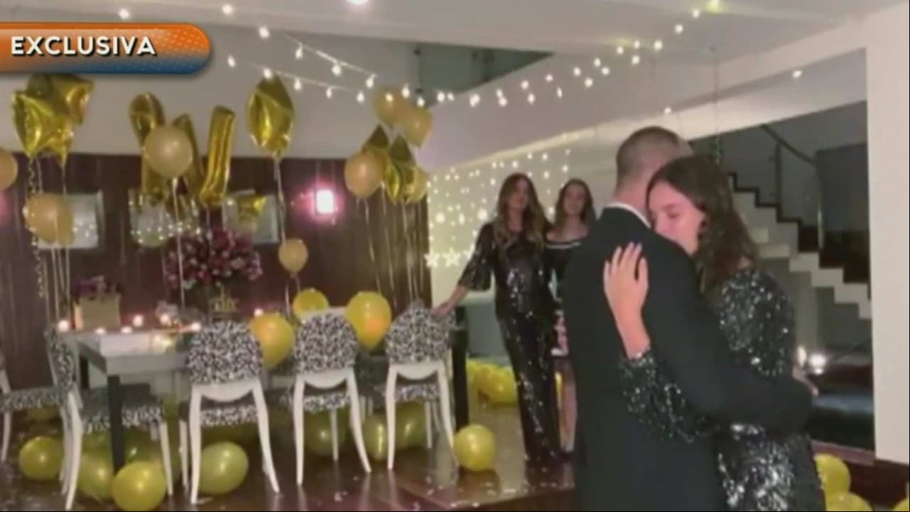 En su fiesta de XV años, Mía Rubín bailó un emotivo vals al lado de su papá y lució un elegante vestido