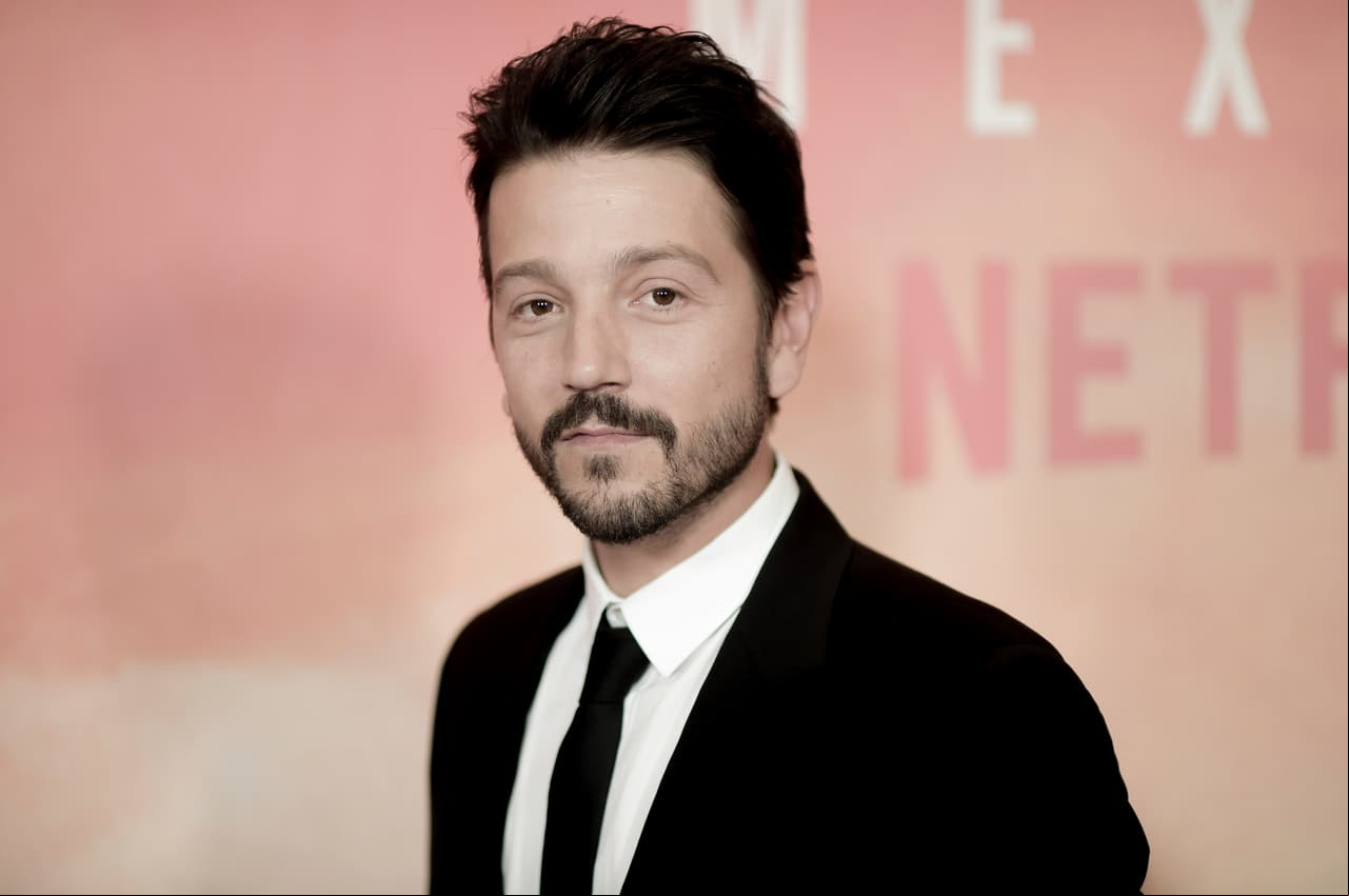 El segundo charolasta consentido de México, Diego Luna, se volvió parte del universo de Star Wars al protagonizar Roge One en (2016) junto Felicity Jones.