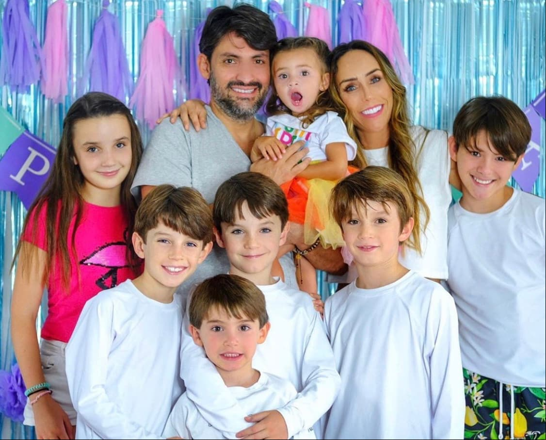 "No les quiero presumir, pero lo bueno de tener tantos hijos es que sin poder tener invitados en el cumple de María, se logró una fiesta infantil masiva jajajajaja. Gracias a todas por sus felicitaciones para mi princesa,gracias por todo su cariño.Dios las bendiga", escribió Gómez Mont al pie de las imágenes.