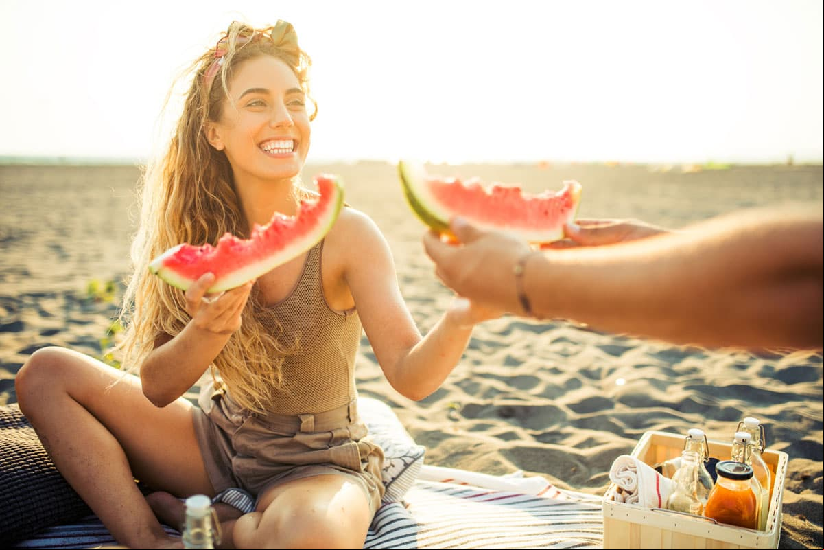 Se recomienda consumir varias rebanadas de sandía refrigeradas.