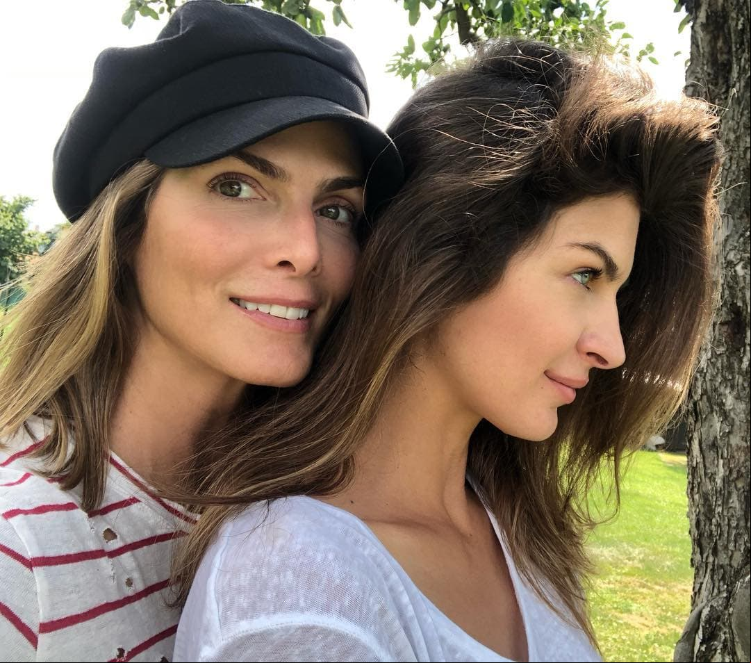 “Nos conocimos en Nueva York mientras trabajábamos juntas en el mismo evento y teníamos una amiga en común que me dijo: ‘Yaya, escúchame, Montse va a estar en el mismo evento que tú, tal vez deberían conocerse y quizá podrían caerse bien’, y así fue”, expresó la fotógrafa como parte de una campaña de Tiffany en octubre de 2017.