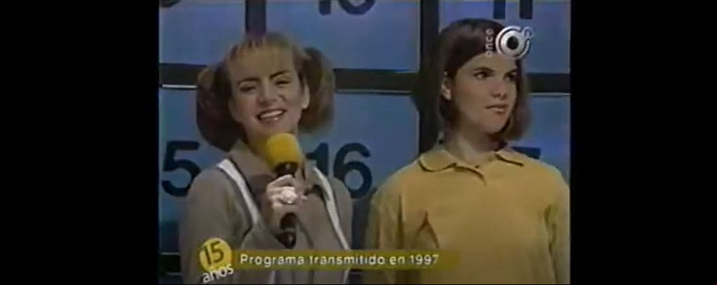 En las grabaciones, que ya circulan por todo Internet y fueron retomas por varios medios de comunicación, la actriz de entonces 18 años luce irreconocible con el peinado de dos coletas que la caracterizó en la emisión entonces producida por Carmen Armendáriz.