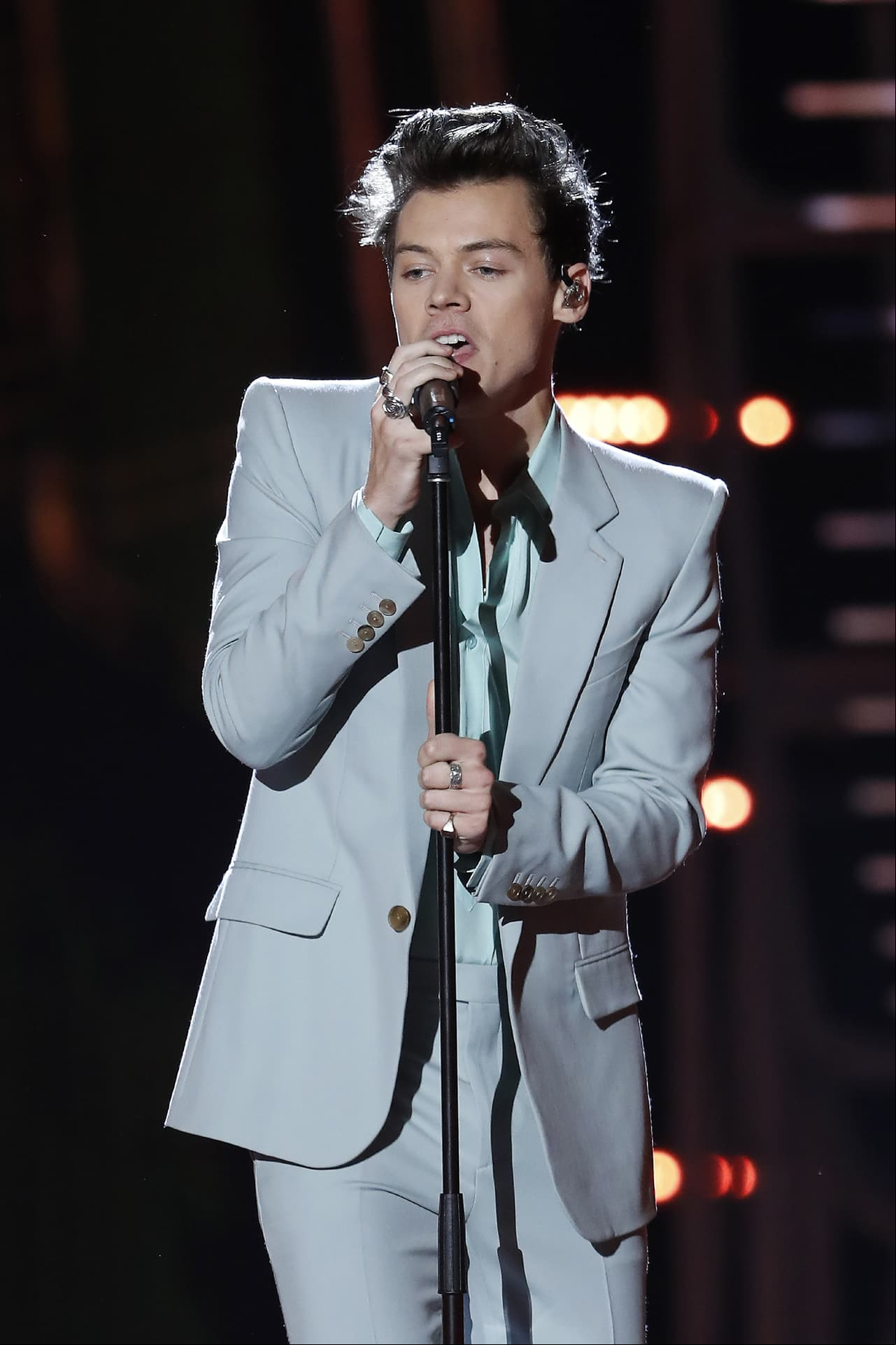 Fanáticos de Styles especulan que es bisexual por su nueva canción